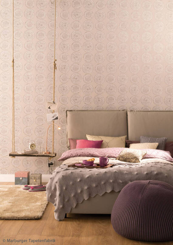 Unser Spektrum reicht von traditionellen Tapeten, über Rauhfaser, Vliesstrukturen und Glasgewebe bis zu aktuellen Farben und Mustern aus den Tapetenkollektionen namhafter Designer und Lieferanten.